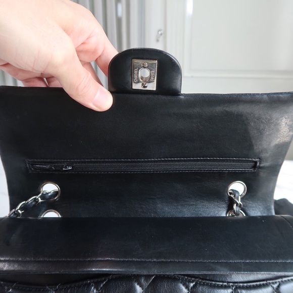 ❤️Chanel ❤️
Vintage Classic Double Flap Bag Quilted Lambskin Medium - Picture 13 of 17